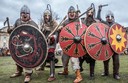 Reconstitution de guerriers vikings avec leurs boucliers