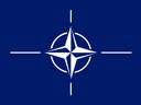 Le drapeau de l'OTAN (NATO en anglais)