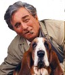 Peter Falk interprète Columbo, accompagné de son chien son cigare et son imperméable